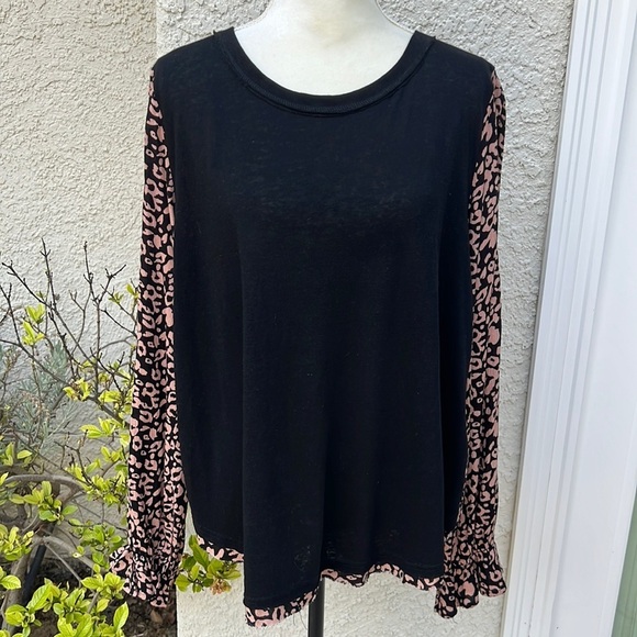 Umgee Tops - 💚Umgee Black Boho Top with Leopard Sleeve Floral Back Women's Size L